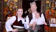 Srpski par iz Norveške u narodnim nošnjama krstio dete u Prokuplju: Sina Kostu uče tradiciji