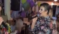 Miljana se latila mikrofona na Željkovom rođendanu: Ukrala šou kada je zaigrala