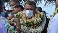 Makron - hodajući venac cveća: Virtalne fotke predsednika Francuske sa Tahitija