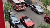 Novim BMW-om blokirala vatrogasce: "Alo sestro, izgore čoveku kuća dok se ti skloniš sa puta!"