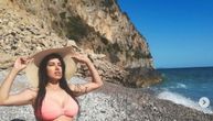 Tanja Savić se na "skrivenoj" plaži sunča u bikiniju: U svakoj pozi obline su u prvom planu
