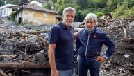 Džordž Kluni išao od kuće do kuće i pomagao ljudima u saniranju štete uzrokovane jezivim poplavama