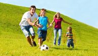 Zanimljive igre na otvorenom za decu i roditelje tokom leta: Zdrava zabava na travi za celu porodicu