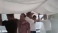 Hit video iz Brajkovca: Gosti grčevito držali šator da ne odleti, i njima oluja pauzirala slavlje