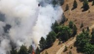 Snimak gašenja požara na Mokroj Gori: Vatrenu stihiju obuzdavaju iz vazduha, gađan nepristupačan deo