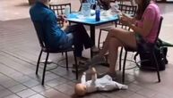 Sedeli za stolom, bebu ostavili da leži na hladnom podu u tržnom centru: Snimak koji je sve šokirao