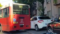 Vozač busa se zaglavio na Karaburmi, pa pokušao da ga okrene: Na kraju je oštetio parkirani auto
