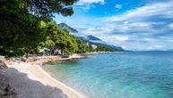 "Fali samo da okrenete jagnje na ražnju": Fotka sa plaže na Jadranu izazvala buru na mrežama