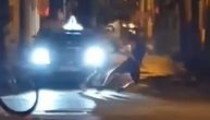 Snimak iz Niša dvojice drugara "pod gasom": Bauljali ulicom zagrljeni, pa popadali kao sveće
