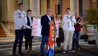Vesić uručio zastavu Beograda trubačima iz Guče: Svake godine ćete pred Sabor dolaziti ovde