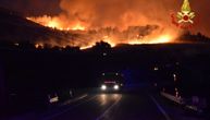 Stravični požari u Italiji odneli prvu žrtvu: Stablo u plamenu palo na volontera