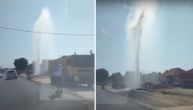 U Leskovcu gejzir visok nekoliko metara: Voda baca kamenje na automobile, dvorišta poplavljena