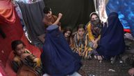 Učitelji se opraštaju od učenica u Kabulu, plaše se da će talibani zabraniti školovanje devojčicama