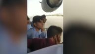 Avganistanac snimao sebe dok se drži za avion koji poleće, pored njega muškarci mašu onima na zemlji