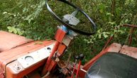 Tragedija u Novom Pazaru: Mlad čovek poginuo na traktoru u šumi