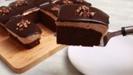 Čokoladni sunđer kolač, sočan i izdašan: Recept za slatko zadovoljstvo koje se brzo pravi