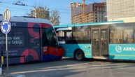 Težak udes u Beogradu, tramvaj udario autobus, popucala stakla