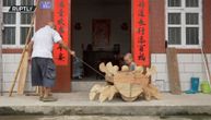 Deka iz Kine postao viralan zahvaljujući svom umeću: Za svoje unuke pravi najlepše igračke od drveta