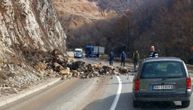 Odron ispred tunela na putu za Zlatibor: Kamenje blokiralo put, stvorila se kolona vozila