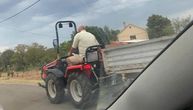 Vezao psa za traktor, pa vozio 70 na sat, životinja trčala da ne pogine: Snimak razbesneo region