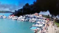 Stravičan požar na Jadranu: Gore gliseri u Medulinu, dete skočilo da se spase