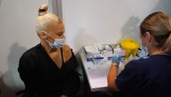 Opasan minić i visoke štikle: Nataša Bekvalac primila treću dozu vakcine protiv korona virusa