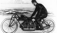 Prvi "najbrži čovek na svetu" je još 1907. vozio motocikl sa avionskim motorom brzinom od 220 na sat