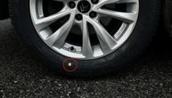 Viđate ih često, a nemate pojma čemu služe: Šta znače tačkice u boji na gumama automobila?