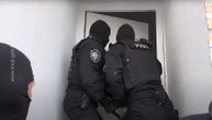 Velika akcija hapšenja u Kraljevu: Osumnjičeni se terete za više krivičnih dela, policija im pretresa stanove