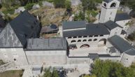 Građani ponovo okačili crnogorske zastave na ogradu Cetinjskog manastira: "Za svaku skinutu, vratićemo dve"