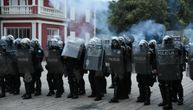 Zabeležen trenutak bacanja Molotovljevog koktela na policiju na Cetinju