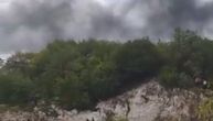 Još jedan dramatični snimak iz Crne Gore: Zapaljene gume na putu Cetinje-Podgorica, dim prekrio nebo