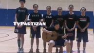 Video dana stiže sa Dalekog Istoka: Sedam mladih Kineza uglas peva "O, Partizane, o, šampione"