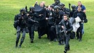 Policajac ispred manastira na Cetinju stavio dužnost "na pauzu": Spustio oružje da se prekrsti