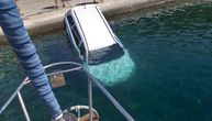 Sleteo automobilom sa šetališta i sudario se sa čamcem u moru: Bizarna scena u Sitoniji