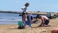 Budući tata želeo da trudnoj ženi bude udobno na plaži, pa iskopao rupu u pesku: Oduševio je sve