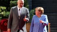 Merkel "zaglavljena" u mečki, čudno rukovanje i "patofne": Šta je sve obeležilo susret Angele i Rame