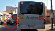 Uznemirujuć snimak iz Kragujevca: Auto se okrenuo kada je trebalo da prođe između autobusa i kamiona