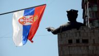 Srbi protestuju zbog zabrane referenduma na KiM: Narod u Kosovskoj Mitrovici krenuo ka spomeniku caru Lazaru