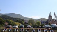 Srpska trobojka vijori širom Kosova na Dan srpskog jedinstva: Jagodinci razvili zastavu od 103 metra