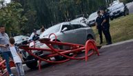 Auto uleteo u dečji park u Beogradu, povređeno dete u vozilu. Mama zaboravila da povuče ručnu
