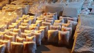 Crnogorci izbacivali pakete marihuane kad su videli policiju, pronađeno im više od 350 kilograma