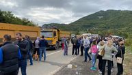 Number of citizens at Jarinje and Brnjak increasing: Traffic is interrupted, Rosu carry out control
