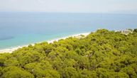 Ksilokastro je "zelena plaža Grčke": Leti brčkanje u karipsko plavom moru, zimi planinarenje