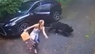 Krenula da zatvori vrata na džipu, iz kola izleteo medved: Pobegli jedno od drugog glavom bez obzira