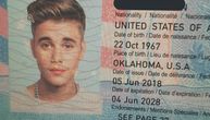Na lažnom pasošu nalepio fotografiju 30 godina mlađeg pevača: Sad mu se smeje ceo internet