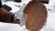 SAD konačno vraća ukradeno umetničko delo: Na glinenoj ploči sačuvani odlomci o ljubavi i smrti
