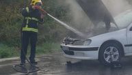 Buktinja ispred Doma zdravlja u Ljigu: Zapalio se putnički automobil, odjednom se pojavio plamen