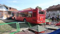 Gradski autobus uleteo u park u Zemunu: Povređeno petoro, od toga je četvoro dece