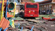 Prvi snimci sa mesta nesreće iz Zemuna, gde je autobus uleteo u dečiji park: Petoro povređeno